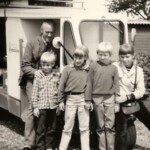 Melkboer Chris Bolink ter hoogte van de familie Dolleman aan de Holterweg. plm. 1966-67 Melkboer Chris Bolink ter hoogte van de familie Dolleman aan de Holterweg. plm. 1966-67
