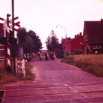 Optocht in de Stationsweg in de richting van de spoorwegovergang Optocht in de Stationsweg in de richting van de spoorwegovergang