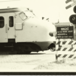 Passage van een trein op de spoorwegovergang Stationsweg