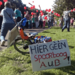 Protest tegen de spoorboog in Colmschate - foto De Stentor Protest tegen de spoorboog in Colmschate - foto De Stentor
