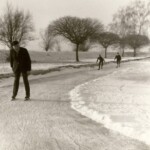 Schaatsen op de Schipbeek met voorop Chris Bolink de melkboer in Colmschate Schaatsen op de Schipbeek met voorop Chris Bolink de melkboer in Colmschate