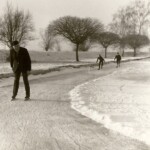 Schaatsen op de Schipbeek met voorop Chris Bolink de melkboer in Colmschate Schaatsen op de Schipbeek met voorop Chris Bolink de melkboer in Colmschate