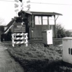 Seinhuis bij het Overijsselkanaal, de boerderij er achter was van J.Wolters. Seinhuis bij het Overijsselkanaal, de boerderij er achter was van J.Wolters.