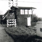 Seinhuis bij het Overijsselkanaal, de boerderij er achter was van J.Wolters. Seinhuis bij het Overijsselkanaal, de boerderij er achter was van J.Wolters.