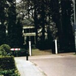 Stationsweg met de ingang van Huis de Achterhoek