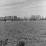 Vanaf de spoorlijn op de achtergrond de sportvelden van SV Colmschate 1984.