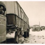 Vrachtauto's gestrand in de sneeuw op de Holterweg februari 1958