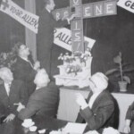 Burgemeester S.Crommelin zoekt sleutel in kluis voor opening van het Groene Kruis gebouw aan de Veldpaperweg 31-10-1962