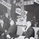 Burgemeester S.Crommelin zoekt sleutel in kluis voor opening van het Groene Kruis gebouw aan de Veldpaperweg 31-10-1962 Burgemeester S.Crommelin zoekt sleutel in kluis voor opening van het Groene Kruis gebouw aan de Veldpaperweg 31-10-1962