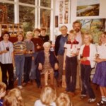 Foto met mevrouw Van Aafst in het midden en de heer Van Harn (zwart vest) na het behalen van prijzen bij een damtoernooi voor scholen.