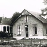 Het oude politiebureau aan Holterweg 98, links nog de oude school