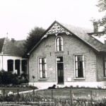 Het oude politiebureau aan Holterweg 98, links nog de oude school Het oude politiebureau aan Holterweg 98, links nog de oude school