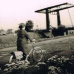 Mevrouw Nokkert fietst over de Kanaaldijk-West richting de Holterweg op de Snippeling