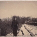 Op de foto Derk Zwienenberg op de Roessinksweg. Op de achtergrond de huizen van Van Aafst en Kerkdijk