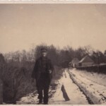 Op de foto Derk Zwienenberg op de Roessinksweg. Op de achtergrond de huizen van Van Aafst en Kerkdijk Op de foto Derk Zwienenberg op de Roessinksweg. Op de achtergrond de huizen van Van Aafst en Kerkdijk