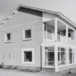 Voor-zijaanzicht van het Groen Kruisgebouw aan de Veldpaperweg 31-10-1962