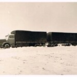 Vrachtwagen in de sneeuw op de Holterweg 25-02-1958