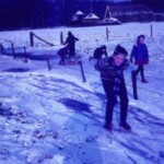 Wim van Swichem aan het schaatsen op de Leide aan de Colmschaterstraatweg op de achtergrond boerderij de Hulle. Wim van Swichem aan het schaatsen op de Leide aan de Colmschaterstraatweg op de achtergrond boerderij de Hulle.